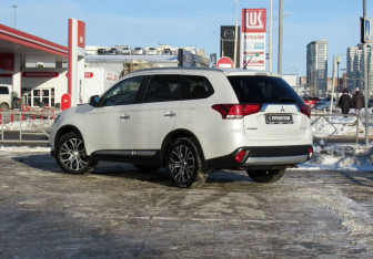 Подержанный автомобиль Mitsubishi Outlander 2016 года (7 фото)