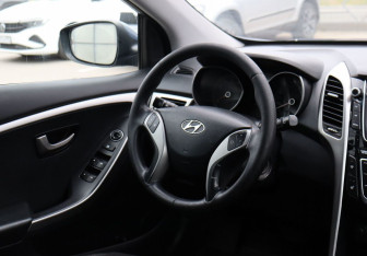 Подержанный автомобиль Hyundai i30 Hatchback 2012 года (14 фото)