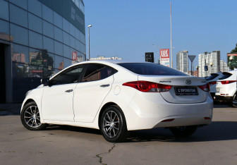 Подержанный автомобиль Hyundai Avante Sedan 2012 года (7 фото)