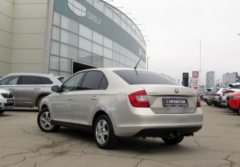 Подержанный автомобиль Skoda Rapid Liftback 2014 года (7 фото)