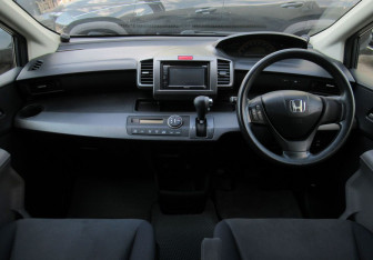 Подержанный автомобиль Honda Freed 2009 года (16 фото)