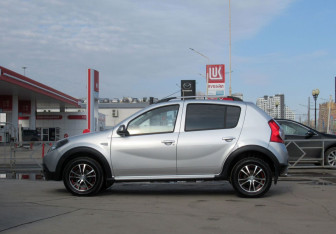 Подержанный автомобиль Renault Sandero 2014 года (8 фото)