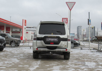 Подержанный автомобиль Mitsubishi Pajero 2021 года (6 фото)