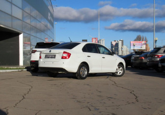 Подержанный автомобиль Skoda Rapid Liftback 2015 года (5 фото)