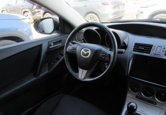 Подержанный автомобиль Mazda 3 Sedan 2011 года (15 фото)