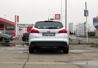 Подержанный автомобиль Ford Focus Wagon 2017 года (6 фото)