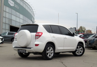 Подержанный автомобиль Toyota RAV4 2010 года (5 фото)