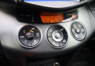 Подержанный автомобиль Toyota RAV4 2012 года (19 фото)