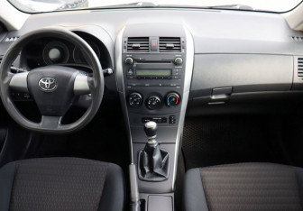 Подержанный автомобиль Toyota Corolla Sedan 2010 года (12 фото)