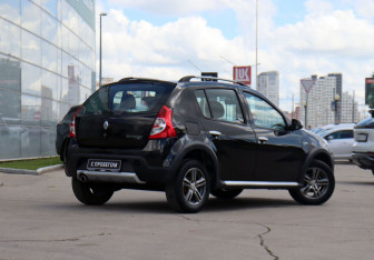Подержанный автомобиль Renault Sandero 2011 года (5 фото)