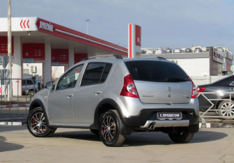 Подержанный автомобиль Renault Sandero 2014 года (7 фото)