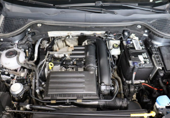 Подержанный автомобиль Skoda Karoq 2021 года (10 фото)