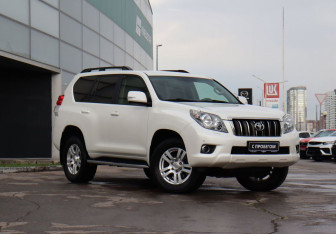 Подержанный автомобиль Toyota Land Cruiser Prado 2012 года (3 фото)