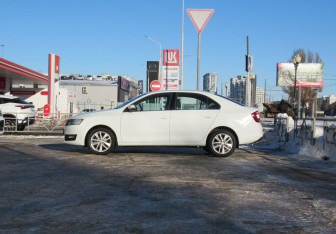 Подержанный автомобиль Skoda Rapid Liftback 2018 года (8 фото)