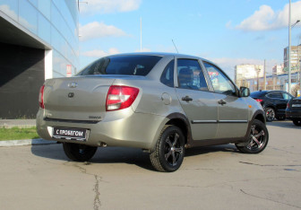 Подержанный автомобиль LADA (ВАЗ) Granta Sedan 2012 года (5 фото)