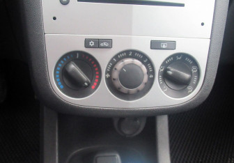 Подержанный автомобиль Opel Corsa 2011 года (16 фото)