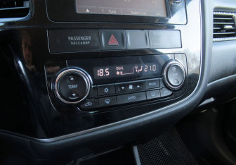 Подержанный автомобиль Mitsubishi Outlander 2012 года (17 фото)