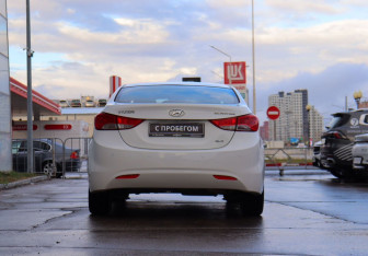 Подержанный автомобиль Hyundai Elantra Sedan 2013 года (5 фото)
