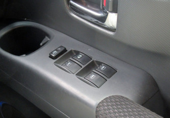 Подержанный автомобиль Toyota bB Compactvan 2011 года (13 фото)