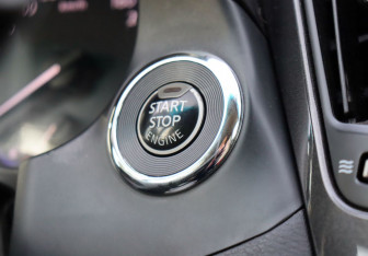 Подержанный автомобиль Infiniti Q50 2015 года (18 фото)