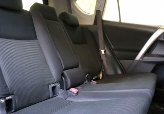 Подержанный автомобиль Toyota RAV4 2014 года (12 фото)