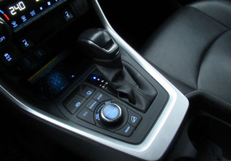 Подержанный автомобиль Toyota RAV4 2021 года (19 фото)