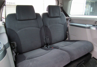 Подержанный автомобиль Mitsubishi Grandis 2007 года (12 фото)