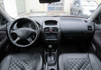 Подержанный автомобиль Mitsubishi Carisma Sedan 2003 года (13 фото)