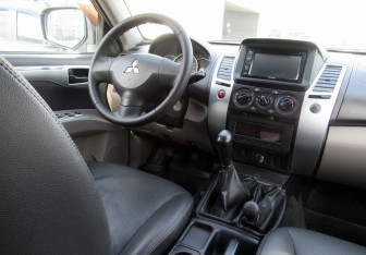 Подержанный автомобиль Mitsubishi Pajero Sport 2011 года (17 фото)