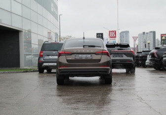 Подержанный автомобиль Skoda Rapid Liftback 2021 года (6 фото)