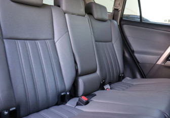 Подержанный автомобиль Toyota RAV4 2018 года (11 фото)