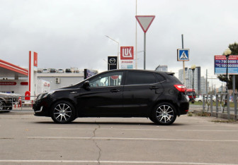 Подержанный автомобиль Kia Rio Hatchback 2013 года (8 фото)