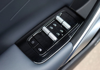 Подержанный автомобиль Geely Atlas 2024 года (19 фото)