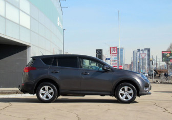 Подержанный автомобиль Toyota RAV4 2013 года (4 фото)