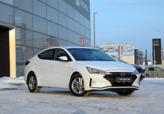 Подержанный автомобиль Hyundai Elantra Sedan 2019 года (3 фото)