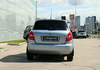 Подержанный автомобиль Skoda Fabia Hatchback 2010 года (6 фото)