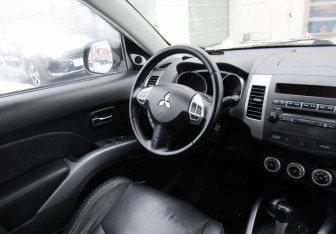 Подержанный автомобиль Mitsubishi Outlander 2008 года (17 фото)