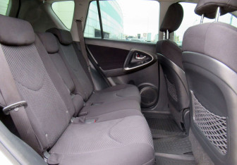 Подержанный автомобиль Toyota RAV4 2010 года (14 фото)
