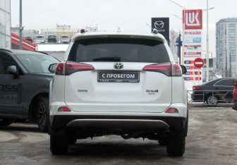 Подержанный автомобиль Toyota RAV4 2016 года (6 фото)
