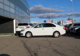 Подержанный автомобиль Skoda Rapid Liftback 2015 года (8 фото)