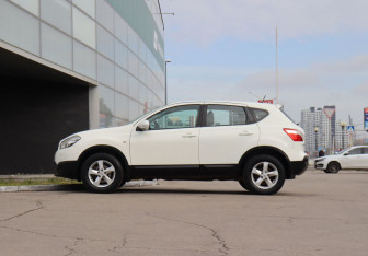 Подержанный автомобиль Nissan Qashqai 2012 года (8 фото)