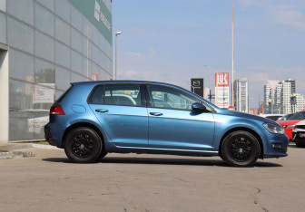 Подержанный автомобиль Volkswagen Golf Hatchback 2013 года (4 фото)