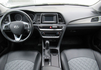 Подержанный автомобиль Hyundai Sonata 2017 года (14 фото)