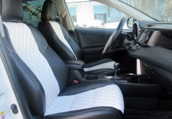 Подержанный автомобиль Toyota RAV4 2017 года (12 фото)