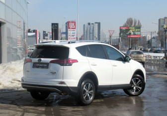Подержанный автомобиль Toyota RAV4 2017 года (5 фото)
