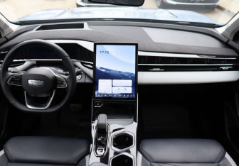 Подержанный автомобиль Geely Atlas 2024 года (15 фото)