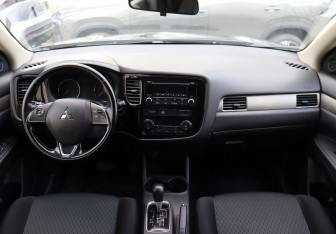 Подержанный автомобиль Mitsubishi Outlander 2015 года (18 фото)