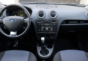 Подержанный автомобиль Ford Fusion 2007 года (14 фото)