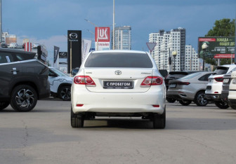 Подержанный автомобиль Toyota Corolla Sedan 2012 года (6 фото)