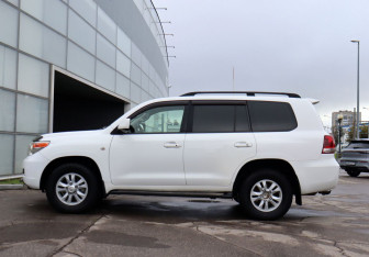 Подержанный автомобиль Toyota Land Cruiser Suv 2008 года (8 фото)